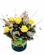 Aranjament de Craciun cu trandafiri din foita de sapun, plante naturale uscate si brad real touch (Verde Galben)