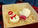 Set Cadou Craciun , Lumanare Manusa Om de Zapada in Cutie Merry Christmas, Handmade