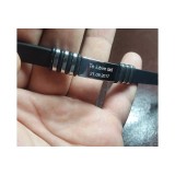 Bratara neagra cu placuta metalica gravata cu textul tau.