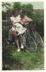 P1882N Tineri cu bicicletă, fotografie colorizată din perioada regalității, studio Bilinski, București