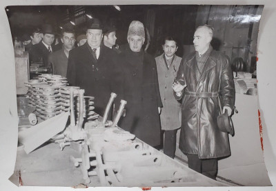 NICOLAE CEAUSESCU CONDUCAND O DELEGATIE , LA PREZENTAREA PRODUSELOR UNEI INTREPRINDERI , ANII &amp;#039;70 foto