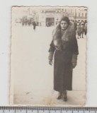 bnk foto Femeie in centrul Ploiestiului - magazinul Luvru - anii `40
