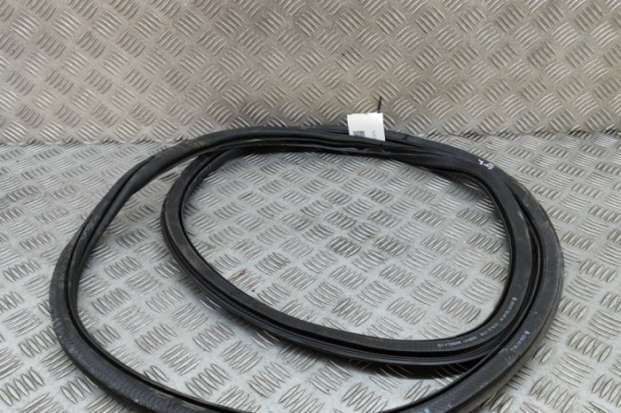 Garnitura ușă st&acirc;nga spate SKODA OCTAVIA III Combi 5E5 2014 OEM: 5E9867367 | 30641098