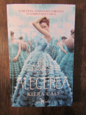 ALEGEREA -KIERA CASS foto