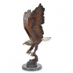 Vultur pescuind somon-statueta din bronz TBA-72