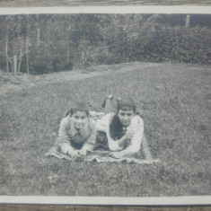 Copii la picnic, undeva in Romania interbelica/ fotografie