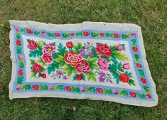 Peretar mare vechi, cusatura goblen (se poate inrama) reprezentand flori, 130 x 70cm