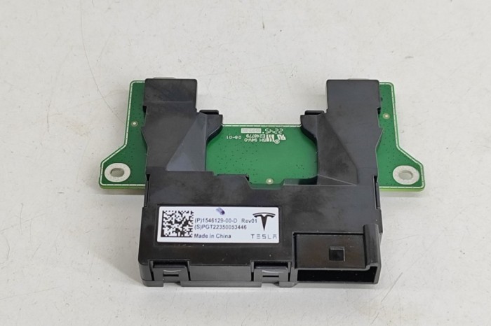 USB TESLA MODEL Y 2023 OEM: 1546129-00-D,1546129-61-D 26290616