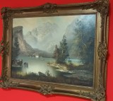 Pictură realizată &icirc;n ulei pe p&acirc;nză, reprezent&acirc;nd un peisaj montan cu un lac, semnată de artistul englez Charles Collins (1851-1921)