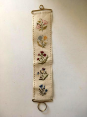 * Broderie vintage de agatat pe perete, cusatura pe panza, cusut marunt, flori foto