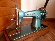 Masina cusut veche foto