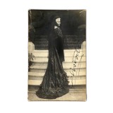 Regina Elisabeta la Palatul regal din București, fotografie de epocă, atelier F. Mandy, 1908, cu semnătură