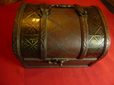 Caseta-Cufar din lemn cu ornamente din piele si metal ,dim.=18x12,5x14cm foto