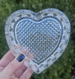 VAS VINTAGE DIN CRISTAL MASIV IN FORMA INIMĂ STILIZATA