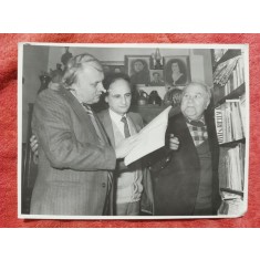 Fotografie, Poetul Grigore Vieru (1935-2009) impreuna cu doi prieteni