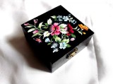 Cutie Lemn Decorata Manual cu Flori Albastre Rosii Galbene, Decupaj, 10x10x5cm, Cutie Bijuterii