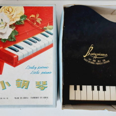 Pian chinezesc vechi de jucarie Baby Piano 8 keys, anii 70-80, China