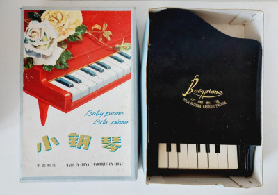 Pian chinezesc vechi de jucarie Baby Piano 8 keys, anii 70-80, China foto