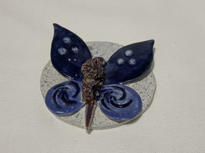 Placheta din ceramica suedeza semnata Gorel, avand in basorelief un fluture foto