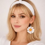 Cercei din Lemn Pictati Manual Floare Romanita Model Unic 3cm