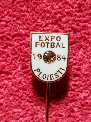Insigna fotbal - &amp;quot;EXPO FOTBAL&amp;quot; PLOIESTI 1984 foto
