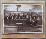 Judecatori si juristi in interiorul unei curti de judecata, Romania interbelica// fotografie