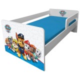 Pat pentru copii Dogs Blue, cu protectii laterale detasabile reversibile, Pal melaminat, margini rotunjite, 2-6 ani, 134x66x55 cm, alb albastru