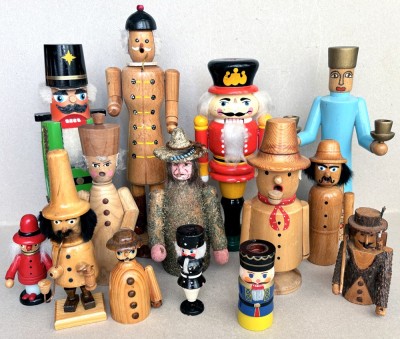 Lot superb de 14 papusi vintage de colectie, realizate din lemn pictat manual, in stil bavarez foto