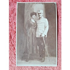 Fotografie tip carte postala, ofiter cu sotia la inceput de secol XX