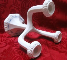 SFESNIC CU TREI BRATE PORTELAN ROSENTHAL CLASSIC ROSE MODEL MARIA CU TRANDAFIRI ALBASTRI ANUL 1975 25.5 CM