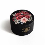 Cutie rotunda din lemn cu buchet trandafiri &ndash; 234100