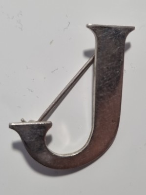 Brosa litera J foto
