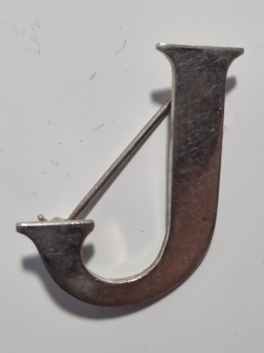 Brosa litera J