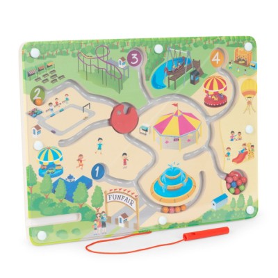 M&amp;aacute;gneses labirintus j&amp;aacute;t&amp;eacute;k vid&amp;aacute;mpark foto