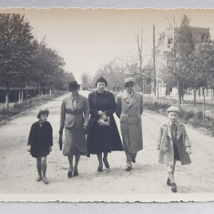 LACUL SARAT , FAMILIE CU DOI COPII PE STRADA , FOTOGRAFIE TIP CARTE POSTALA , MONOCROMA, PE HARTIE MATA , DATATA 1937