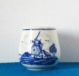 Antichitate: Vază colecție, ceramică delftware pictata manual, albastru cobalt, cca. 1930-1940 - Moară de v&acirc;nt - marcaj &quot;De Delftse Pauw&quot; Olanda