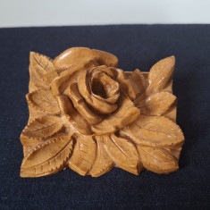 Suport din lemn pentru fotografii / poze in forma de trandafir sculptat manual