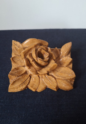 Suport din lemn pentru fotografii / poze in forma de trandafir sculptat manual foto