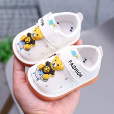 Pantofiori albi pentru baietei - Ursulet (Marime Disponibila: 6-9 luni (Marimea foto