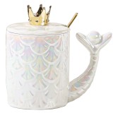 Cana cu capac din ceramica si lingurita Pufo Princess pentru cafea sau ceai, 300 ml, alb