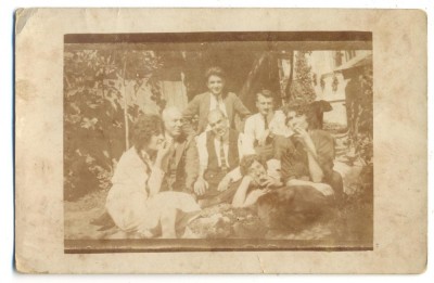 AD 1345 C. P.VECHE- GRUP IN TINUTA DE EPOCA- UNII FUMAND OSTENTATIV foto