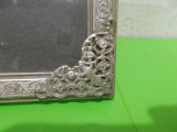 RAMA metalica bogat ornamentata pentru fotografii 25 x 19 cm , sticla bombata