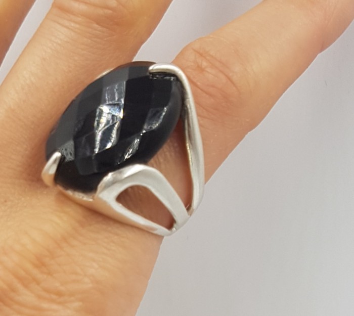 Spectaculos inel vintage manufacturat din argint si onix fatetat