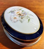 BOMBONIERA-CASETA DIN PORTELAN CU MODEL FLORAL-LIMOGES-FRANTA SEC XX