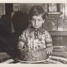 M5 B32 - FOTO - FOTOGRAFIE FOARTE VECHE - copilas cu tort - anii 1960