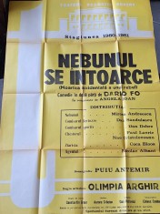 Afiș teatru vintage &ndash; &bdquo;Nebunul se &icirc;ntoarce (Moartea accidentală a unui rebel)&rdquo;, Teatrul Dramatic Brașov &ndash; stagiunea 1980&ndash;1981 (Dario Fo)