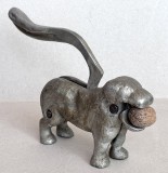 Spargatorul de nuci - ustensila de bucatarie metalica functionala in forma de caine ciobanesc, artizanat industrial vintage din interbelic