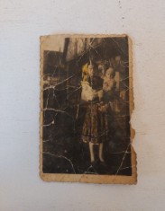 Fotografie veche (anii 50) - femeie taranca imbracata in port popular Maramures, cu copil in brate 8.5x5.5cm