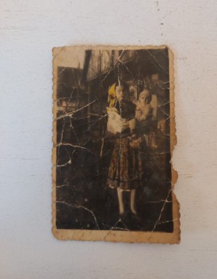 Fotografie veche (anii 50) - femeie taranca imbracata in port popular Maramures, cu copil in brate 8.5x5.5cm foto
