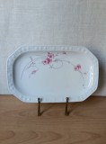 Platou portelan masiv, model floral cu flori de cais